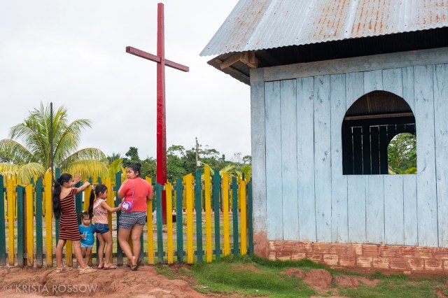 05-krista-rossow-peru-amazon-village